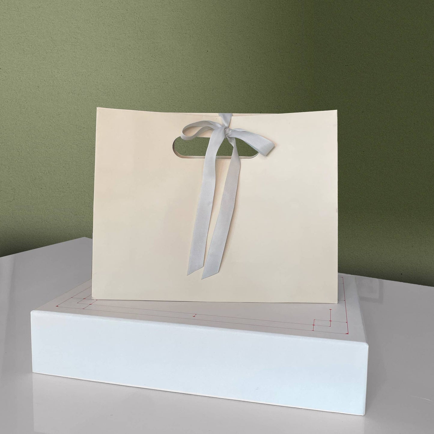 Cream Beige die-cut handle gift bag w/ free ribbon&tissue