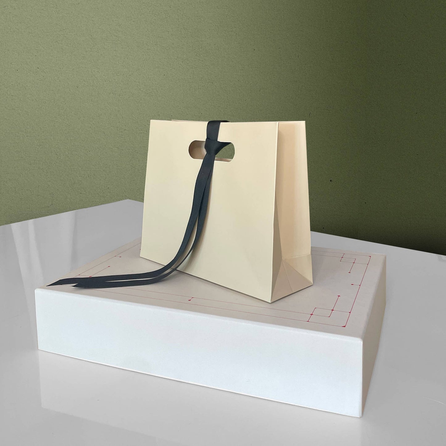 Cream Beige die-cut handle gift bag w/ free ribbon&tissue